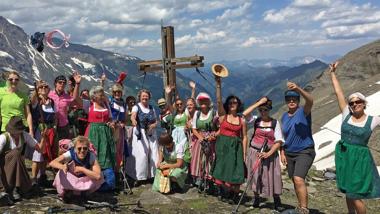 Vor dem Gipfelkreuz auf der Unteren Pfandlscharte auf 2600 Höhenmetern.  