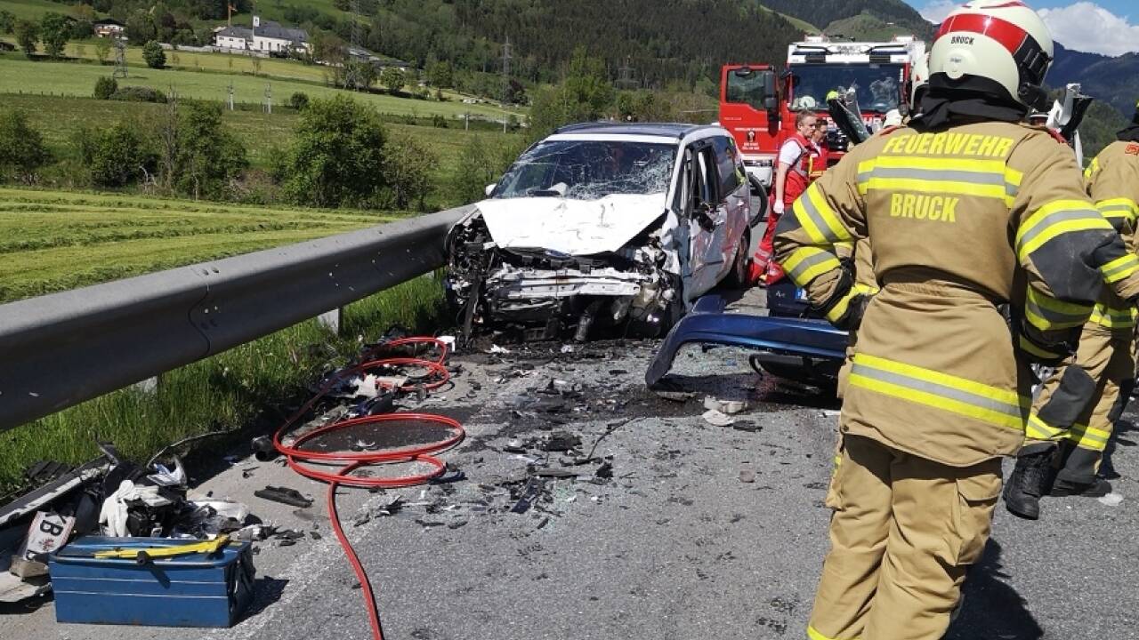 Am 24. Mai wurde bei einem schweren Unfall mit mehreren Fahrzeugen auf der B311 in Bruck eine 78-Jährige getötet. Es gab sechs Verletzte. 