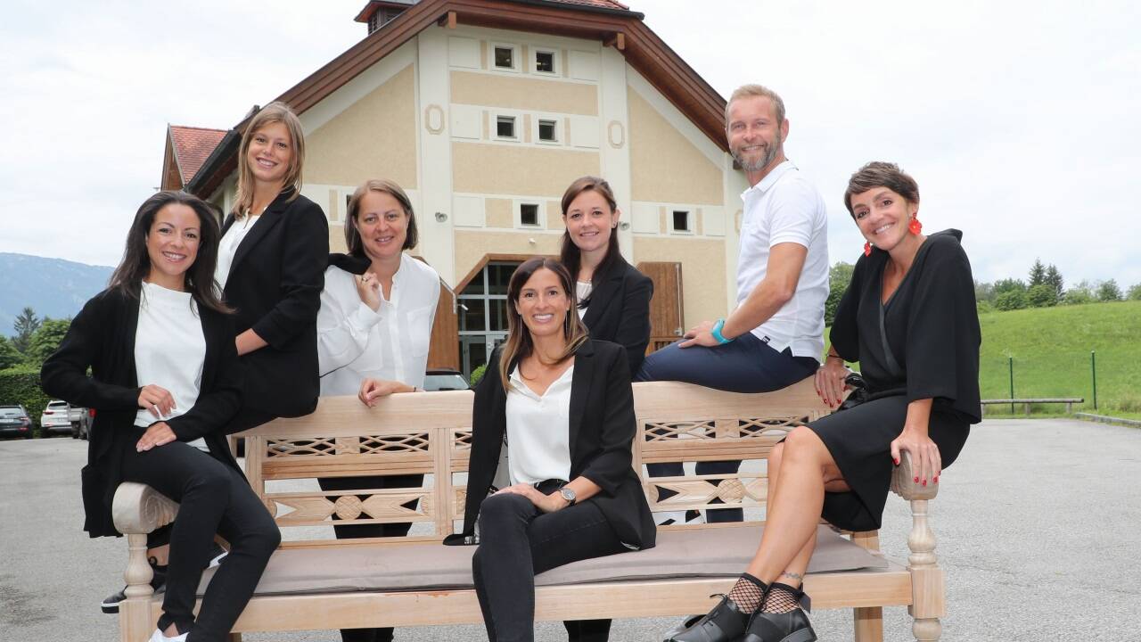 Das Team von „The Travel Birds“ vor dem Haus in der Fürstenallee 4 in Salzburg hat sich fürs SN-Foto rund um Chefin Marion Feichtner (Bildmitte) positioniert. Von links: Maria Chafki, Vera Rauchenzauner, Hermine Waldl, Sandra Windhofer, Johann Oberauer und Katharina Schweighofer.  