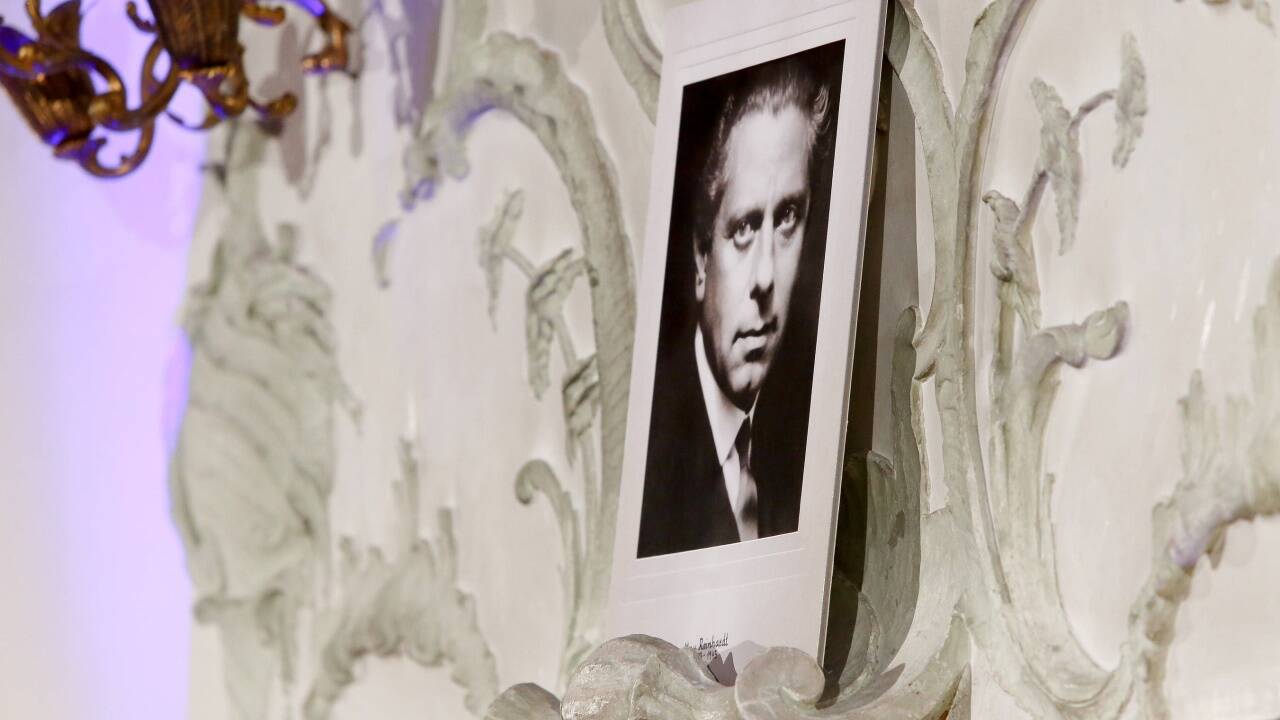 Auch Festspielgründer Max Reinhardt war mit einem Porträt im Hintergrund präsent. 