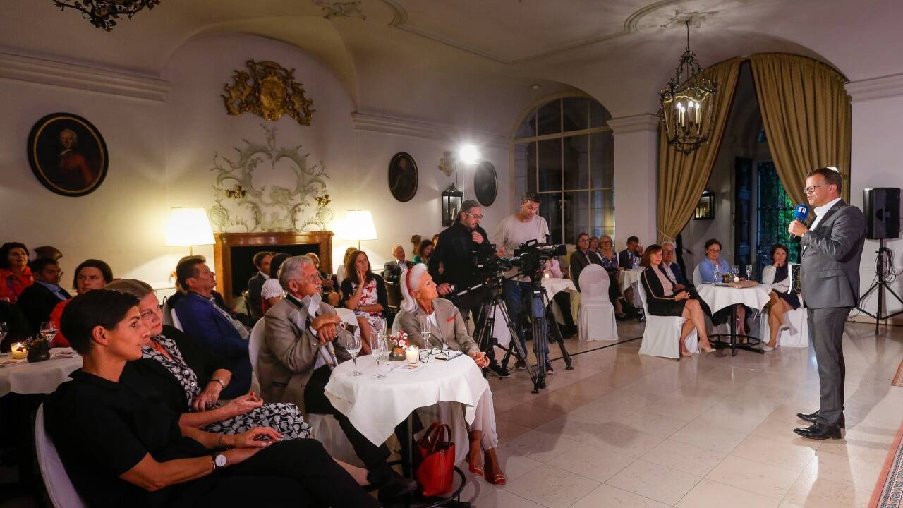 SN-Chefredakteur Manfred Perterer begrüßte die geladenen Gäste zum SN-Festspielgespräch. 