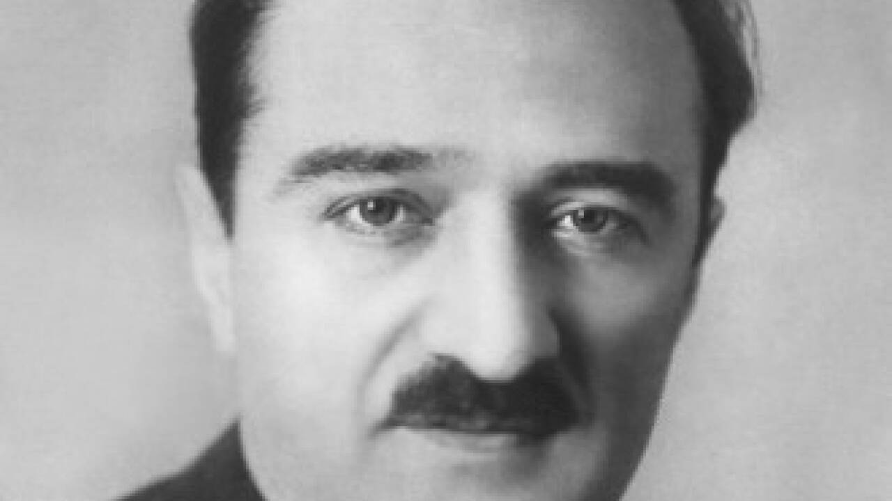 1964: Anastas Mikojan wird zum Vorsitzenden des Präsidiums des Obersten Sowjets und damit zum Staatsoberhaupt der UdSSR gewählt. 1964: Anastas Mikojan wird zum Vorsitzenden des Präsidiums des Obersten Sowjets und damit zum Staatsoberhaupt der UdSSR gewählt.