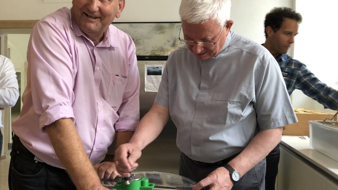 Erzbischof Franz Lackner und Imker Josef Pichler.  