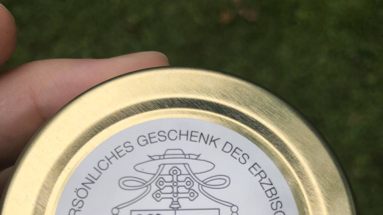 Erzbischof Franz Lackner bei der Honigernte.  