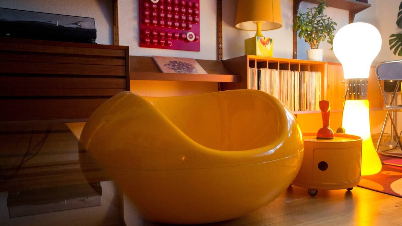 Eine Stehlampe von Carlo Nason mit dem Namen «Birillo», ein Möbelcontainer von Anna Castelli mit dem Namen «Componibili» und ein Fiberglas-Sessel von Eero Aarnio mit dem Namen «Pastille» (v.r.) stehen in einer Wohnung. Die Entwürfe aus den 60er Jahren gehören zur Design-Epoche des Space Age.  
