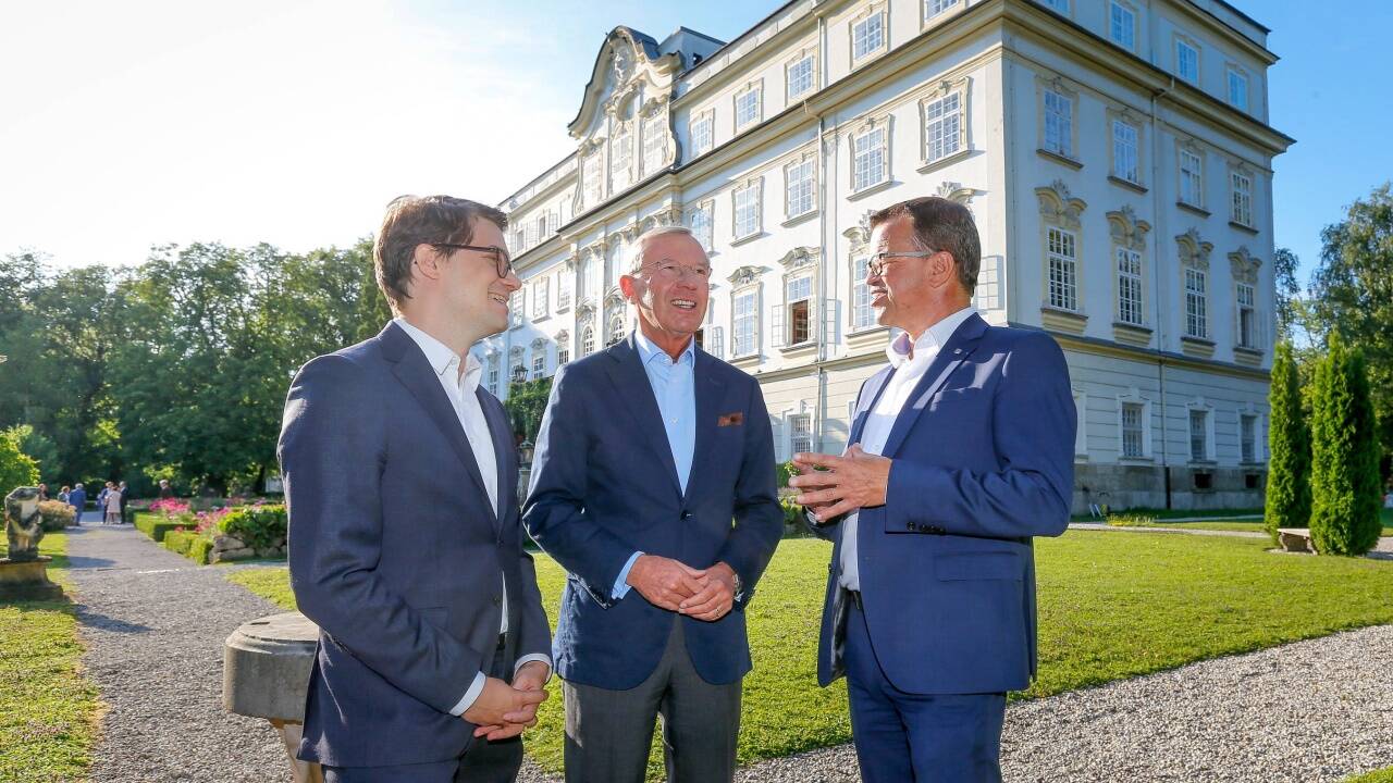 Crepaz, Haslauer und Perterer vor dem Schloss Leopldskron 