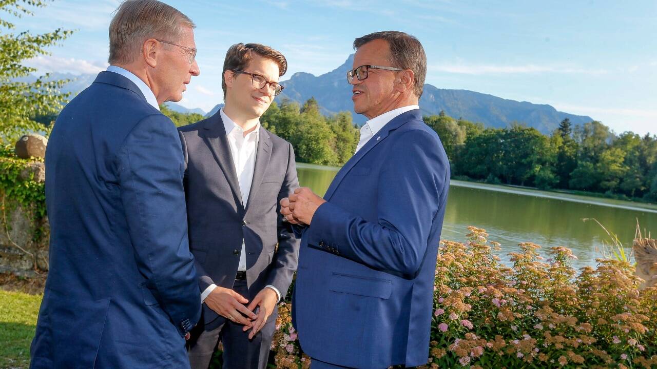 Crepaz, Haslauer und Perterer vor dem Schloss Leopldskron 