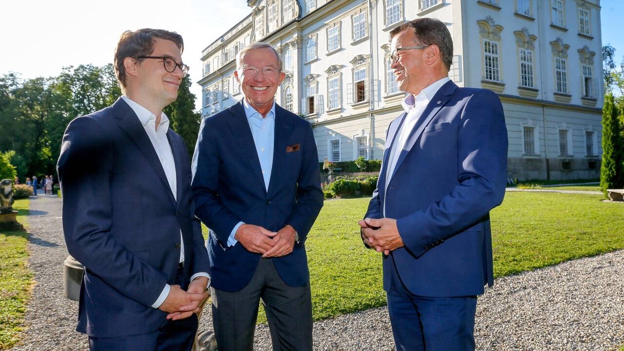 Crepaz, Haslauer und Perterer vor dem Schloss Leopldskron 