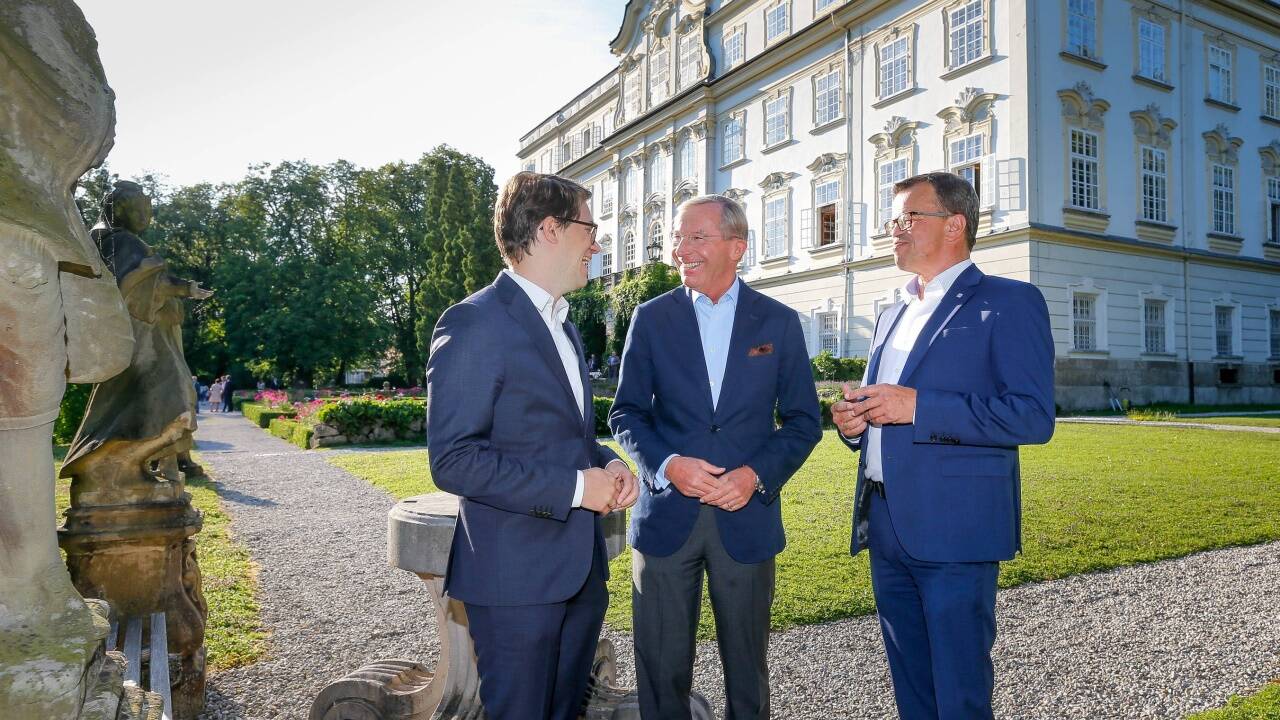 Crepaz, Haslauer und Perterer vor dem Schloss Leopldskron 