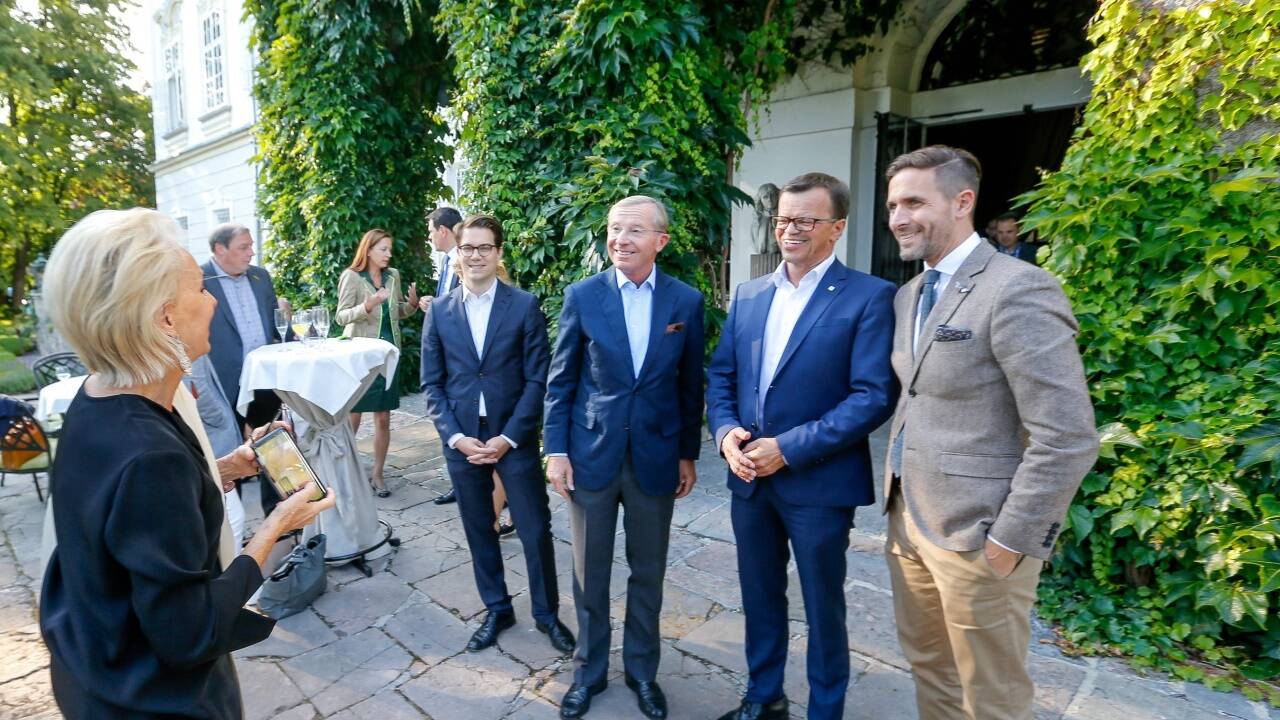 Crepaz, Haslauer und Perterer vor dem Schloss Leopldskron 