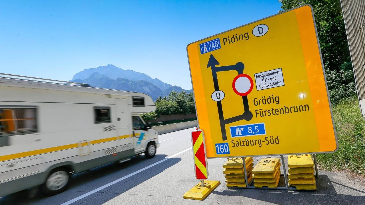 Beim Knoten Salzburg-Süd weisen Schilder darauf hin, dass es abseits der Autobahn nur für Ziel- und Quellverkehr ein Durchkommen gibt. 