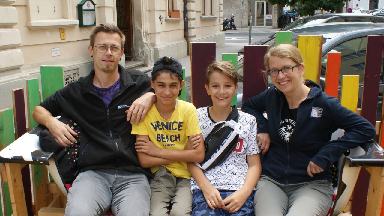Jugendarbeiter Bastian Six und Jugendzentrum-Leiterin Manuela Wolf machten es sich mit Rijad und Arshavin in einer umfunktionierten Badewanne gemütlich. 