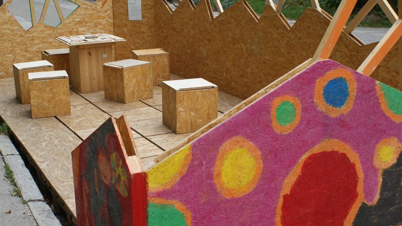 Das Parklet in Itzling wurde von Studenten der Fachhochschule Kuchl entworfen. Die Hocker haben ausziehbare Rückenlehnen. 