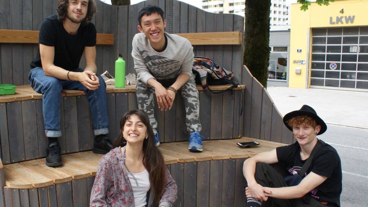 Chillen vor der Tanzakademie: Javier Hernández, Blanca lo Verde, Ka Chun Chiu und Linus Jansner (v.l.) 