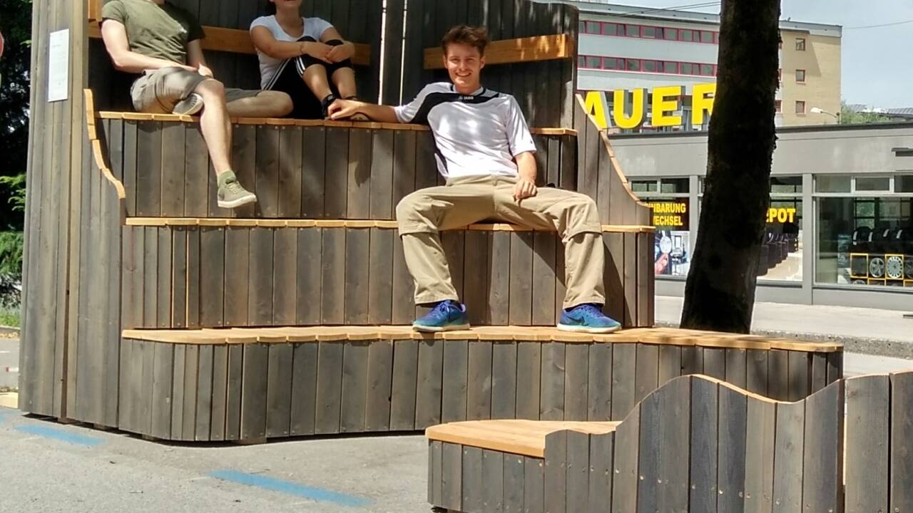 Haben das Parklet vor dem „SEAD“ gebaut: Die Studenten Christoph Motzka, Lisa-Marie-König und Federico Crotti (v.l.) 
