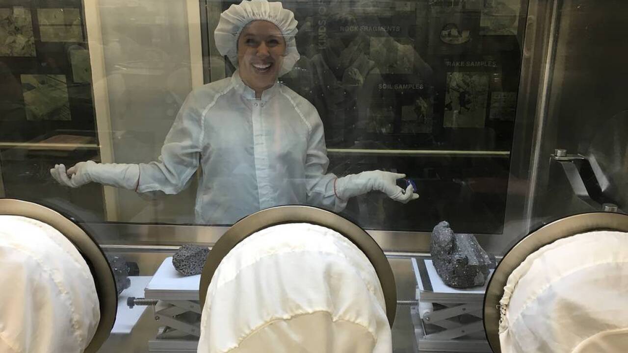 Heute wird das Mondgestein sicher im Labor der Nasa verwahrt.  