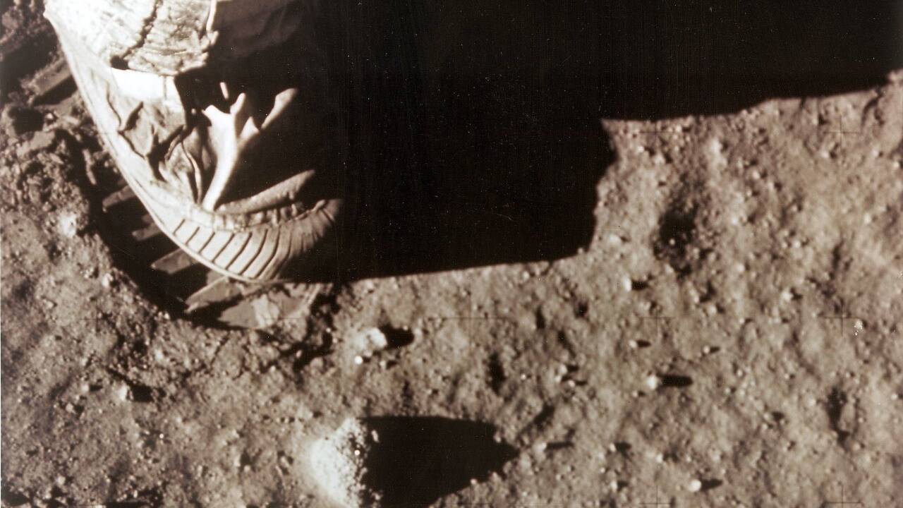 Die Fußspuren von Armstrong und seinen Kollegen finden sich auch heute noch auf dem Erdtrabanten. Sie sind jedoch nicht für die Ewigkeit. Mikrometeoriten pflügen den Mondboden viel schneller um als gedacht. Das zeigen Messungen der Nasa-Mondsonde „Lunar Reconnaissance Orbiter“, die in sieben Jahren mehr als 47. 000 neue Flecken auf der Mondoberfläche registriert hat.  