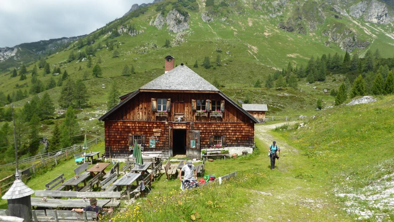 Die Jakoberalm am südlichen Bergfuß des Mosermandls. 