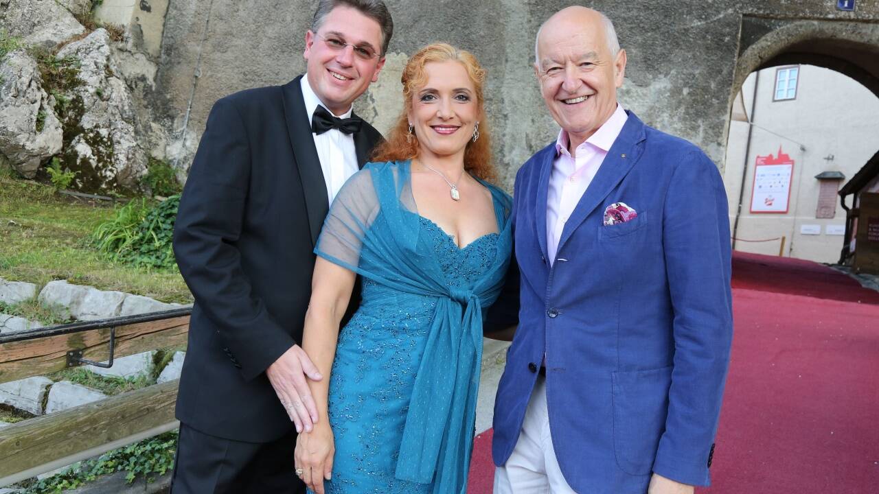 Alexandra Reinprecht und Horst Hubmann – im Bild mit Hermann Döllerer – brachten am Eröffnungsabend den Broadway nach Golling. 