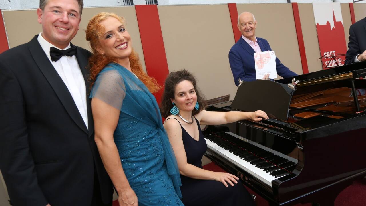 Horst Hubmann, Alexandra Reinprecht, Pianistin Andrea Linsbauer, Festspiel-Vorstand Hermann Döllerer, Philipp Preimesberger, der künstlerische Berater des Vorstands. 