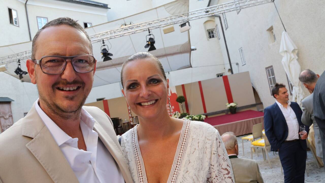 Künstler Jürgen Fux mit seiner Ehefrau Sabine Fux. 