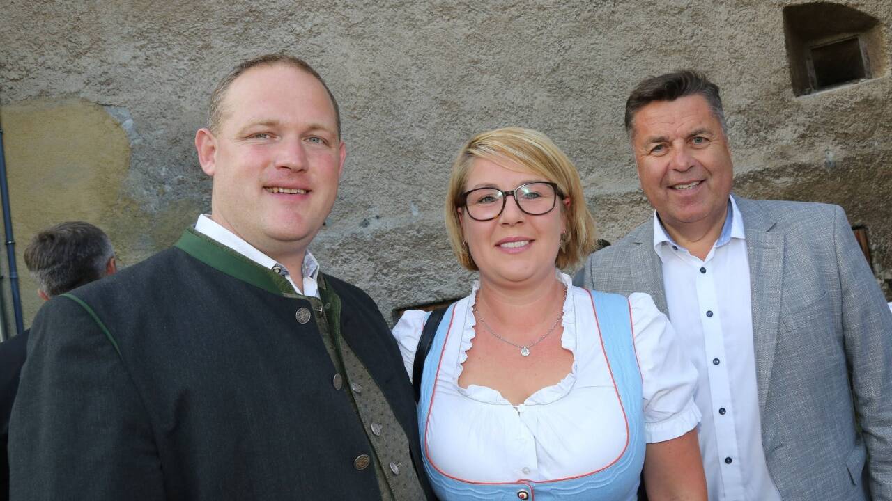 estspiele Golling-Sponsor Hans Mayr (Kainz Gruppe) mit dem Gollinger Bürgermeister Peter Harlander und dessen Ehefrau Claudia Harlander. 