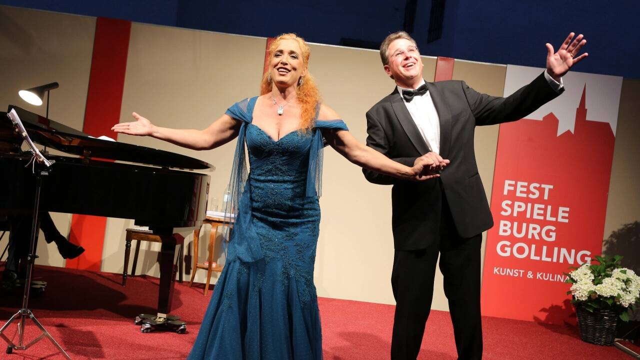 Brachten Boradway-Stimmung auf die Burg Golling: Horst Hubmann, Alexandra Reinprecht. 