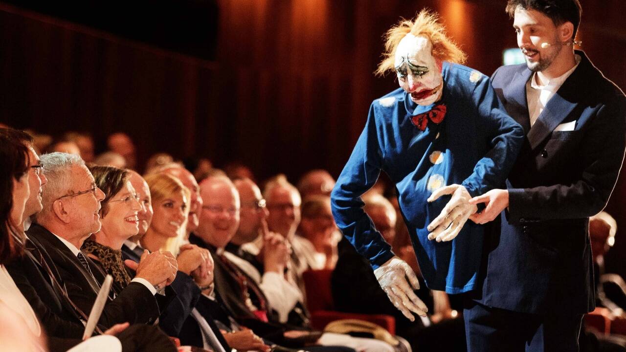 Puppenspieler und Kunstpfeifer Nikolaus Habjan führte launig – und charmant witzig – durch die Schau.  