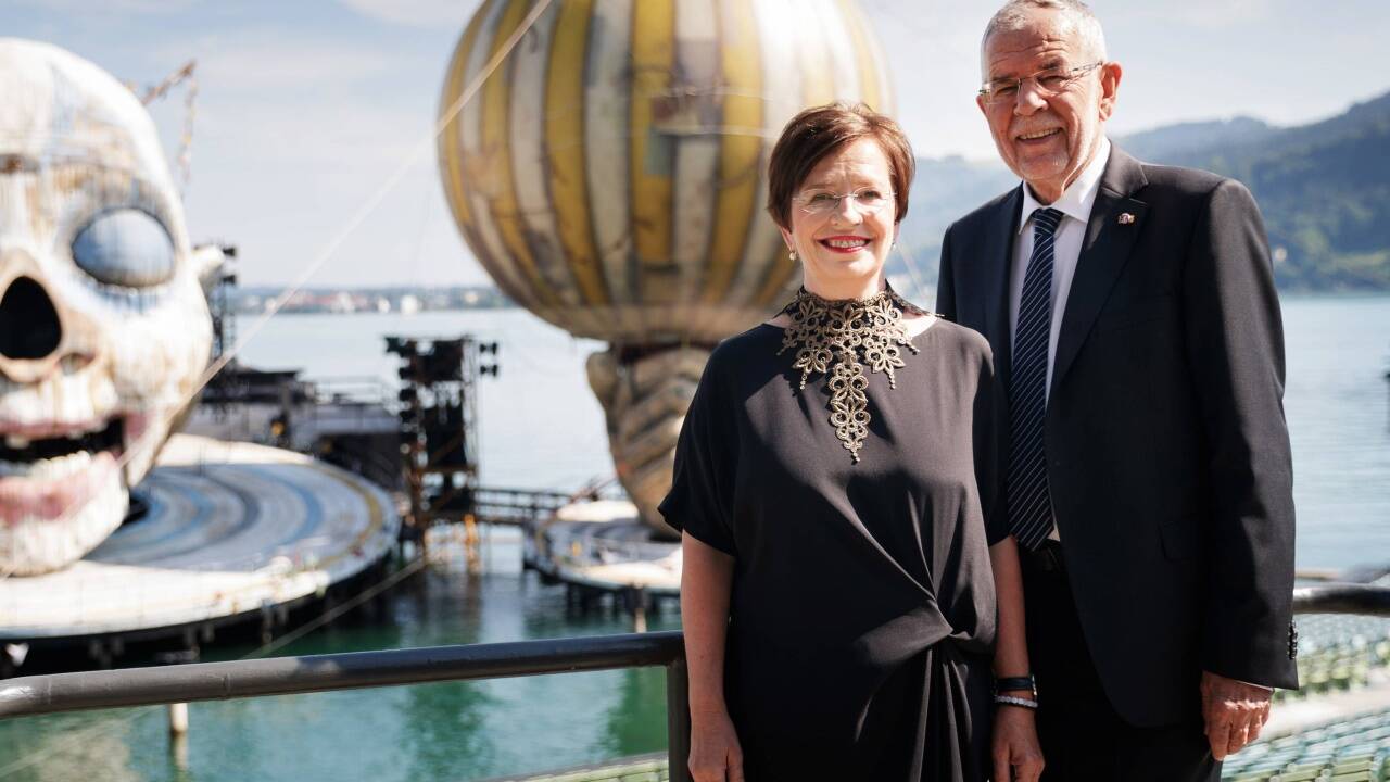 Vor der Seebühne in Bregenz: Bundespräsident Alexander Van der Bellen und seine Frau Doris Schmidauer.  