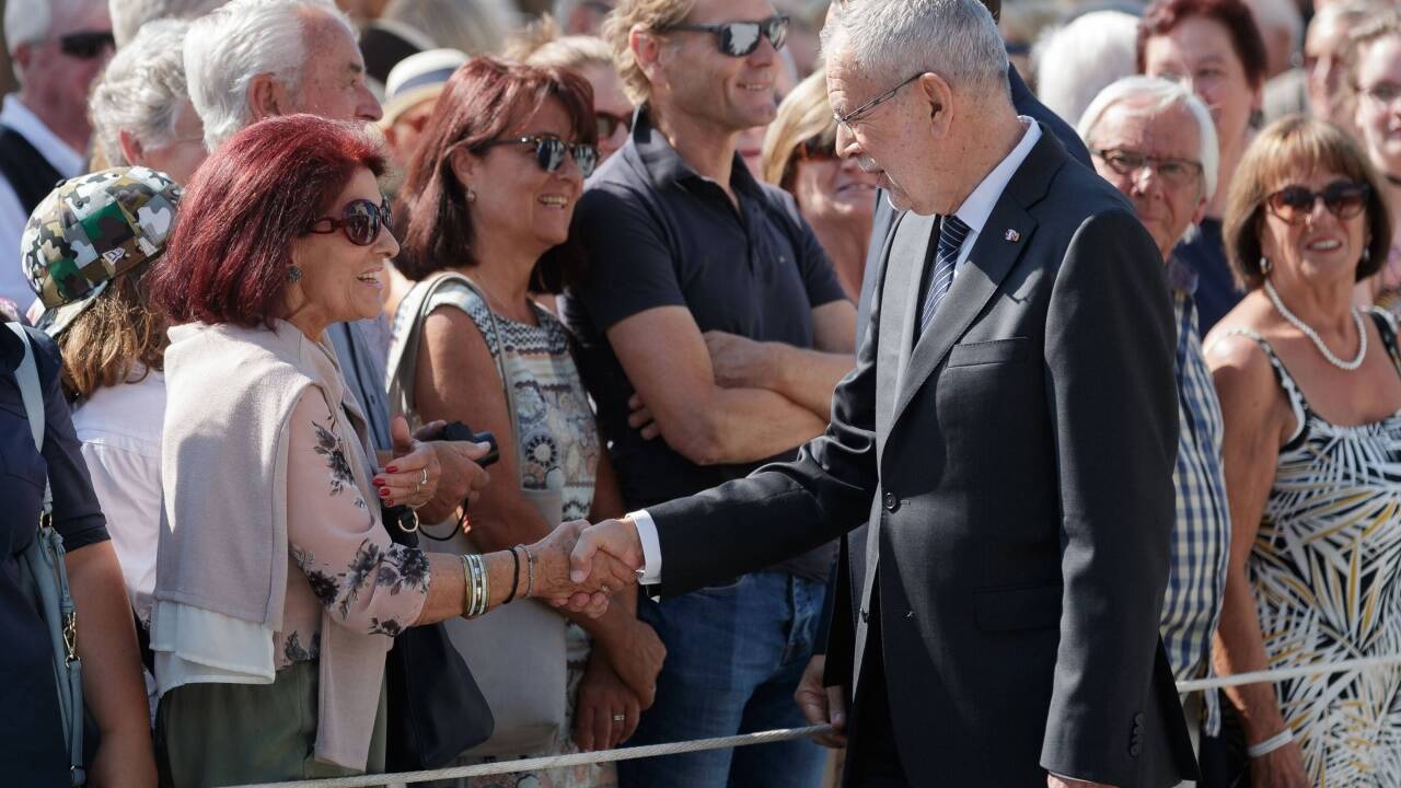 Der Bundespräsident nahm ein Bad in der Menge.  