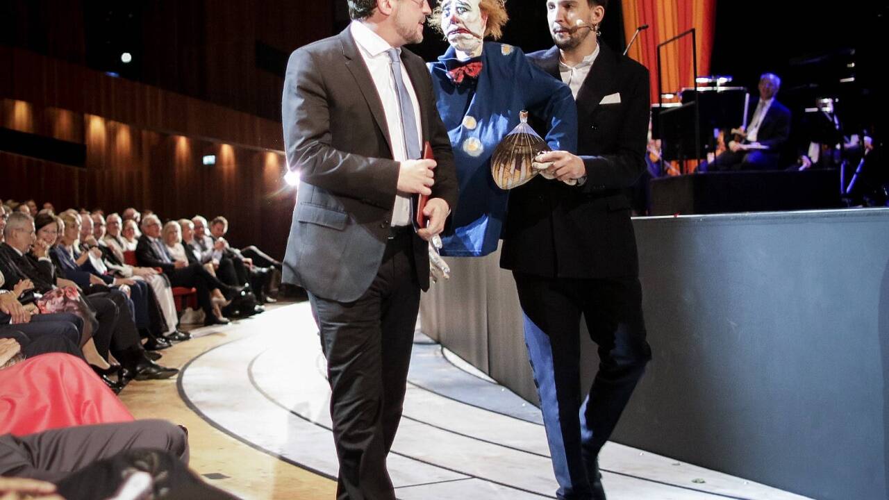 Puppenspieler und Kunstpfeifer Nikolaus Habjan begrüßte launig Kulturminister Alexander Schallenberg.  
