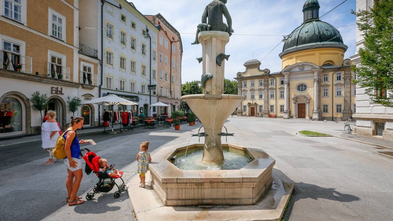 Das Brunnenbecken auf dem Kajetanerplatz wurde nach dem Zweiten Weltkrieg errichtet. Die Säule hat Bildhauerin Trude Diener im Auftrag der Stadt 1957 geschaffen. 