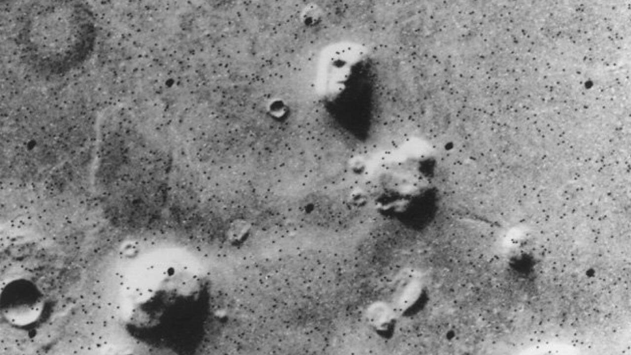 Das „Marsgesicht“ wurde von der Sonde „Viking I“ fotografiert. Viele Menschen glaubten daraufhin, dass es Leben auf dem Mars gibt.  