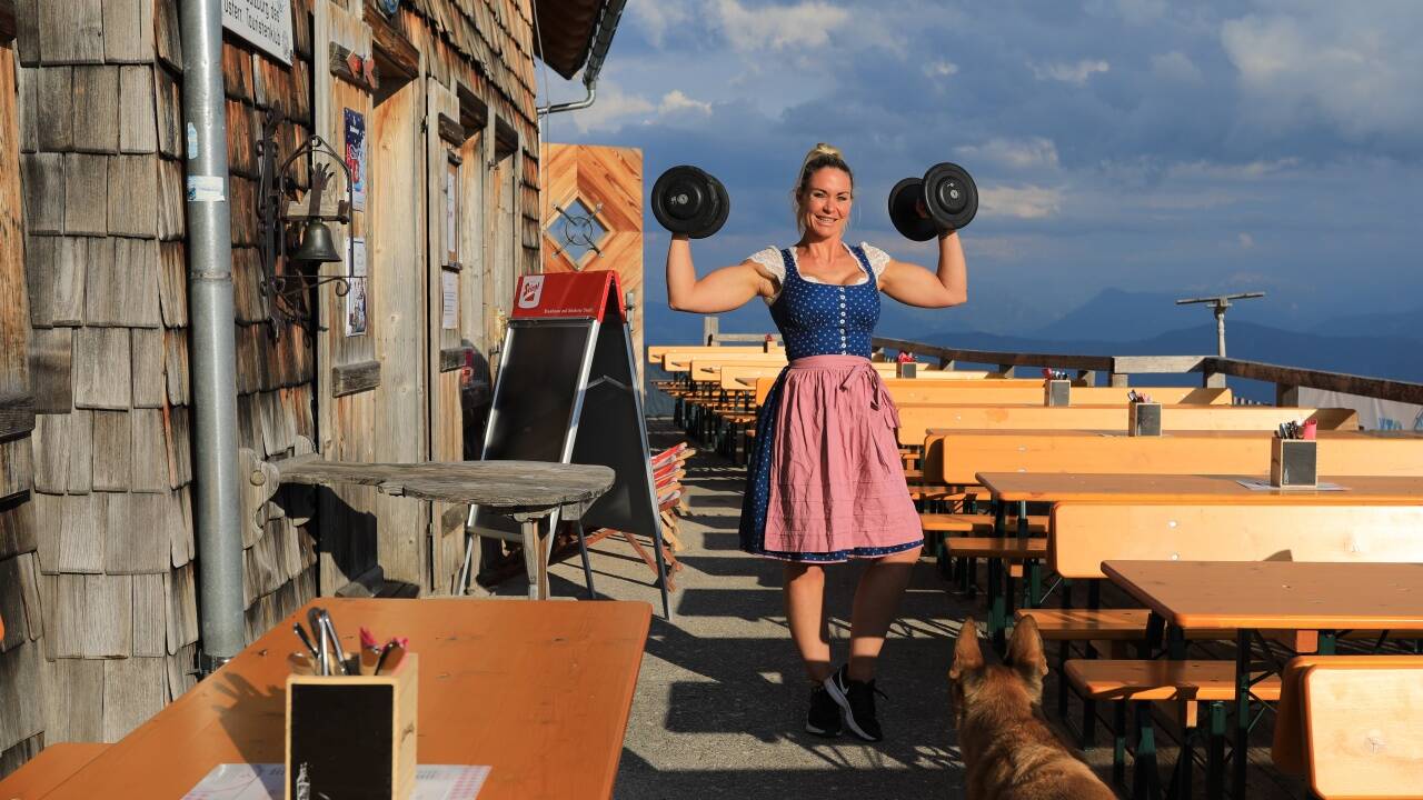 Mit Kurzhanteln kennt sich Hüttenwirtin Daniela Trilety ganz gut aus. Schließlich betreibt sie selbst Bodybuilding. Jetzt hat sie ihr eigenes Fitnessstudio auf 1967 Metern Seehöhe konzipiert.  