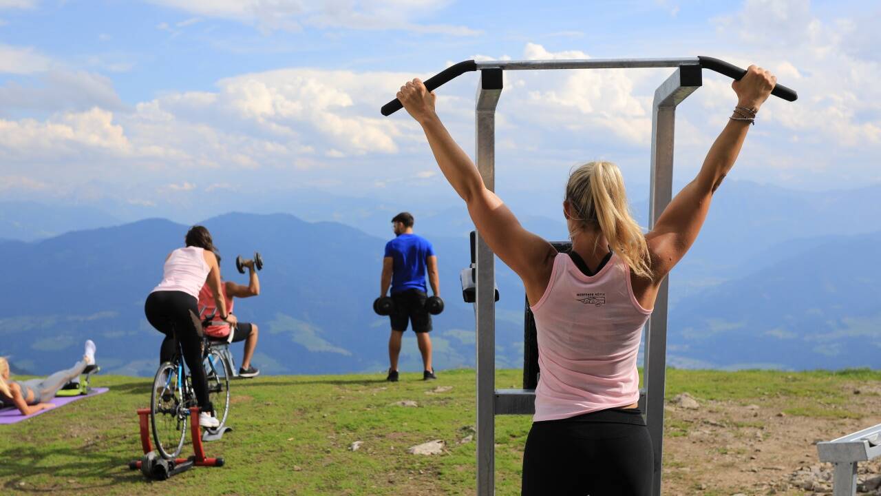Mit Kurzhanteln kennt sich Hüttenwirtin Daniela Trilety ganz gut aus. Schließlich betreibt sie selbst Bodybuilding. Jetzt hat sie ihr eigenes Fitnessstudio auf 1967 Metern Seehöhe konzipiert.  