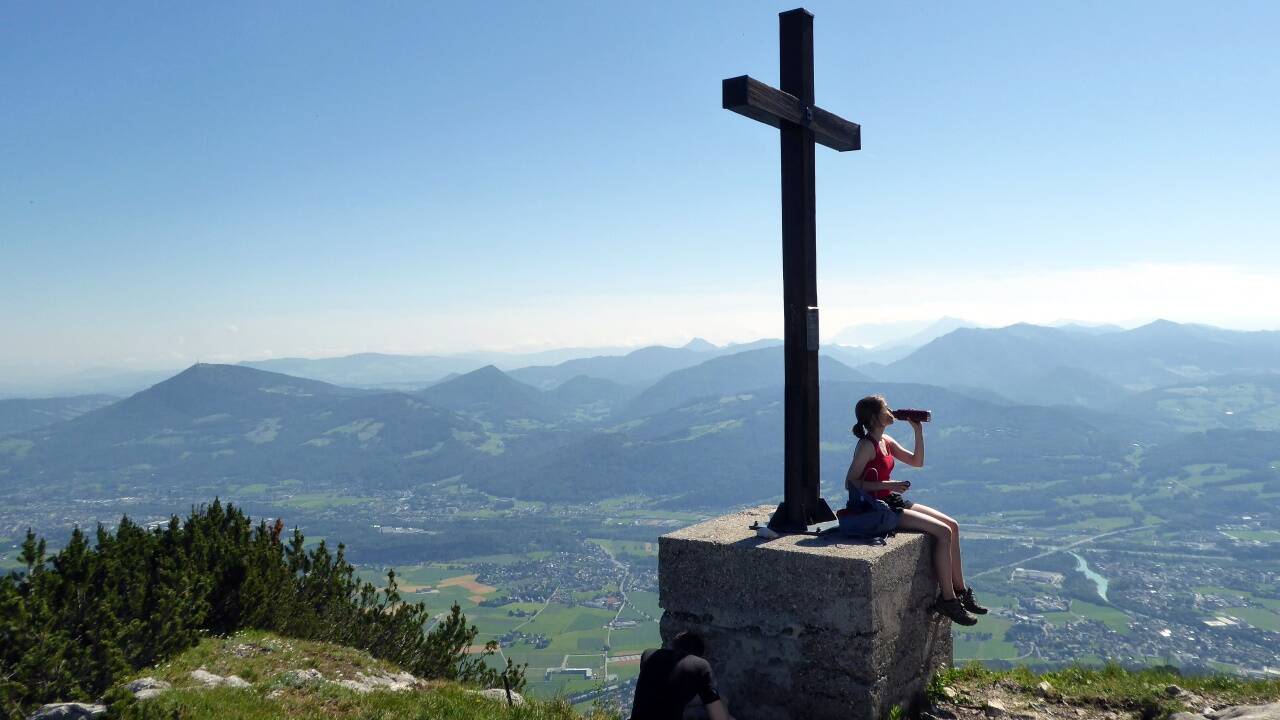 Alles gut gegangen. Nach dem steilen Dopplersteig ist das Taxhamer Kreuz ein Ort zum Auftanken. 