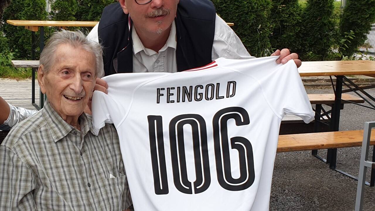 Marko Feingold kickte die Integrations-Fußball-WM an. Wie immer gab es dafür ein Trikot.  