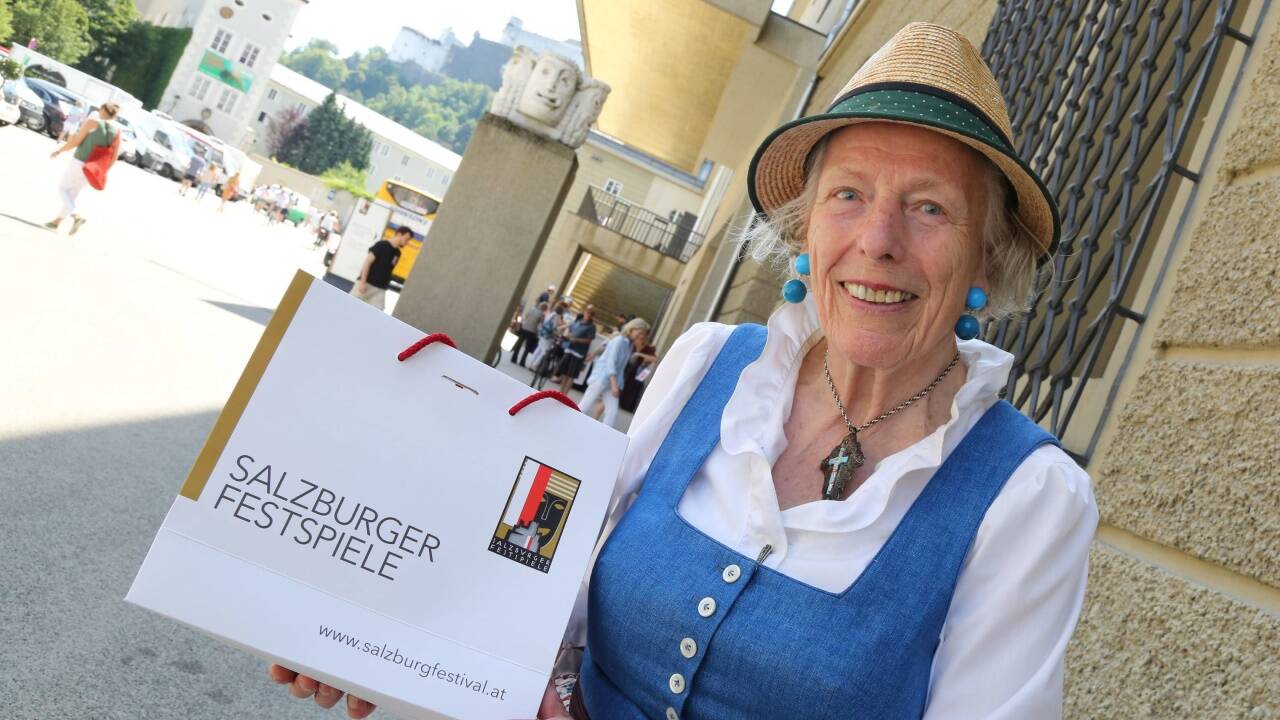  Die Salzburgerin Elisabeth Neubacher kommt jedes Jahr zum Fest zur Festspieleröffnung - heuer hat sie so wie schon in vergangenen Jahren, Programmhefte früherer Jahre erstanden 