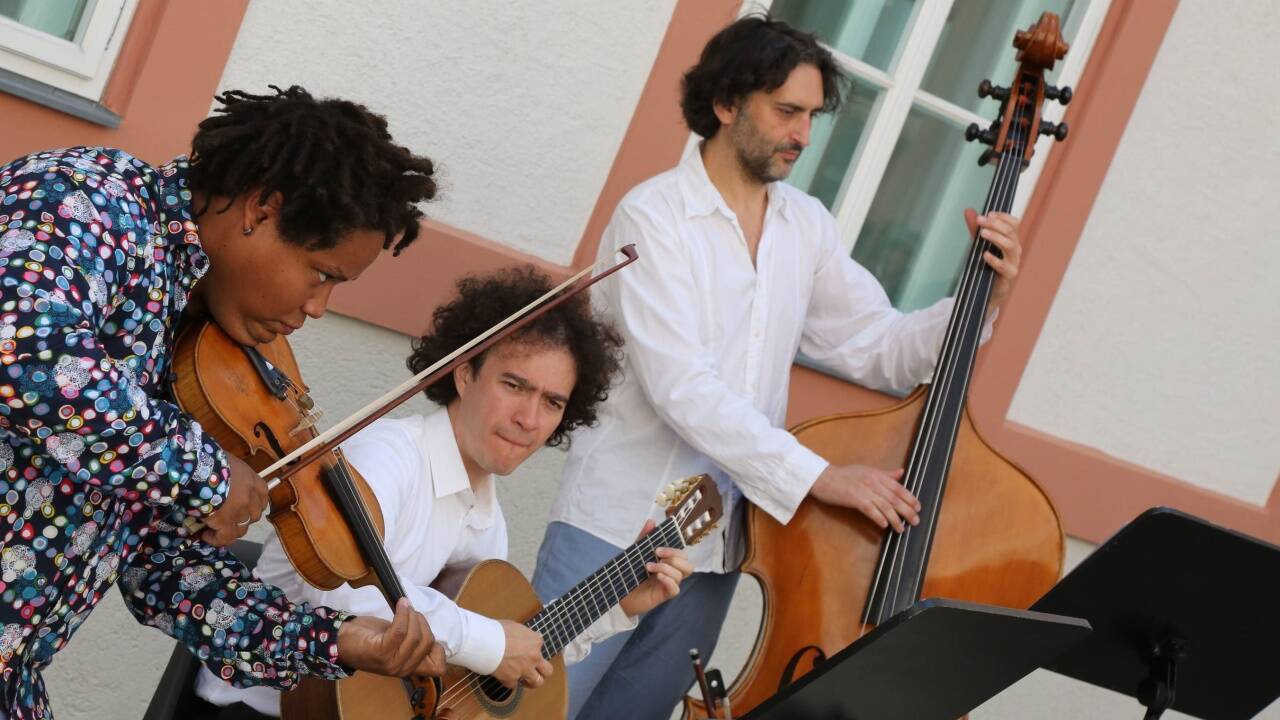 Das Trio negro spielte zur Ausstellungseröffnung von Gudrun Kemsas 'Moving Portraits' im Innenhof des Salzburg Museums 