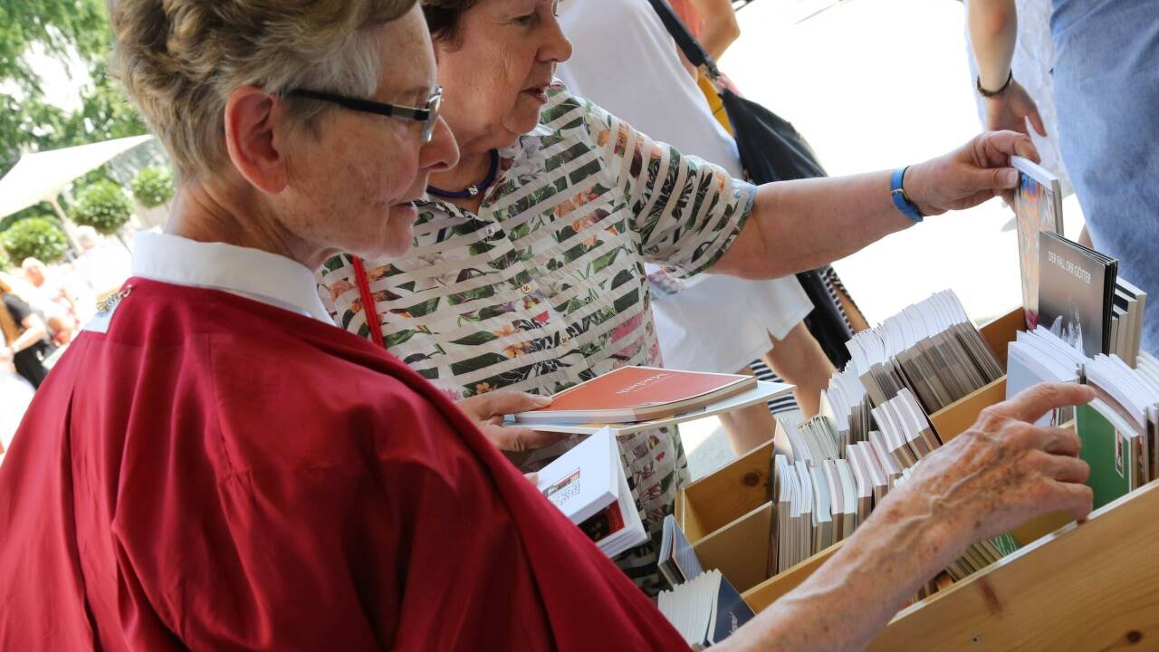 Das Interesse an den Fundstücken aus dem Festspiel-Archiv war groß 