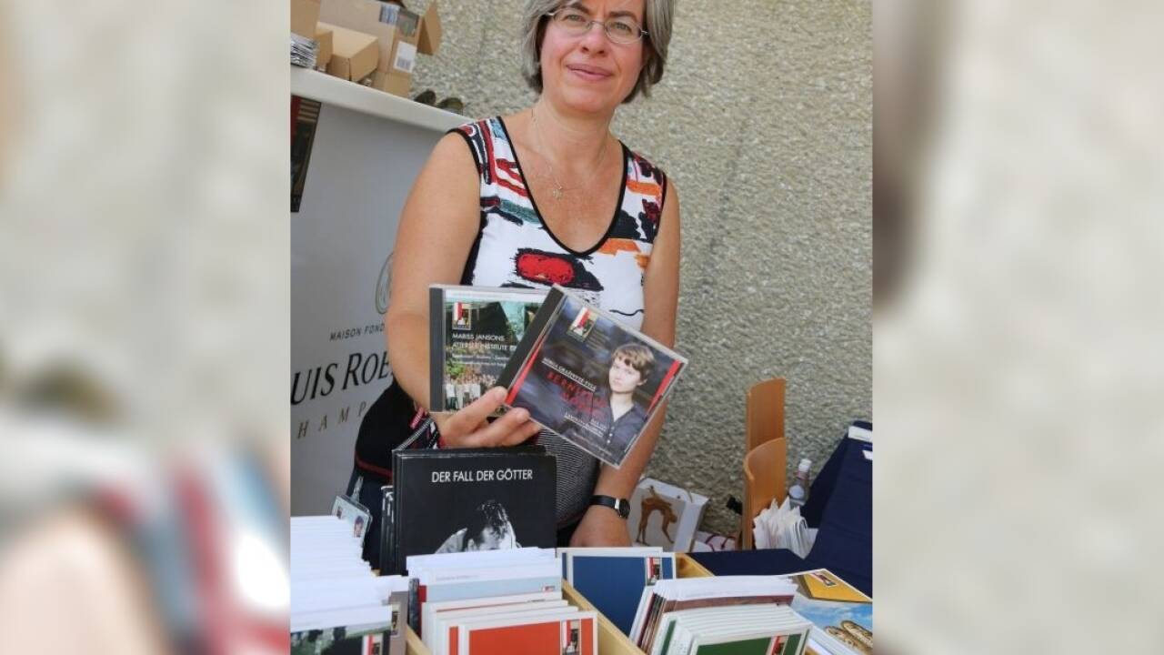 Fanziska Lettowsky, Leiterin des Archivs der Salzburger Festspiele präsentierte bei der Maskensäule des Festspielhauses Fundstücke aus dem Festspiel-Archiv 