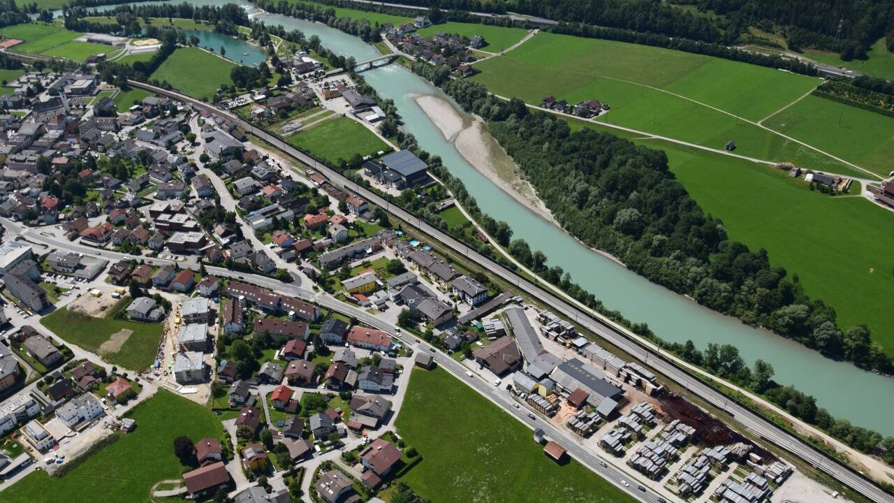 Mitten im Tennengau bei Kuchl ein normaler Samstagmittag-Verkehr. 