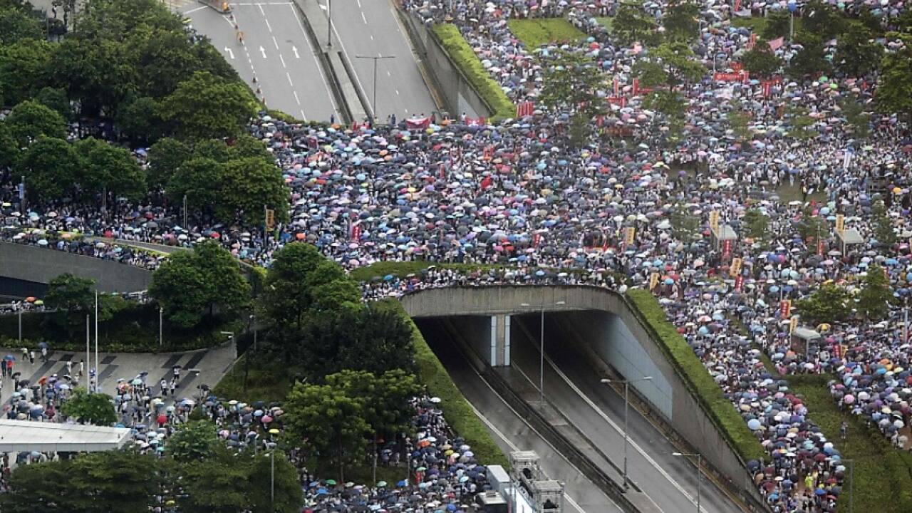 Mehr als 100.000 Menschen sollen auf die Stra§e gegangen sein 