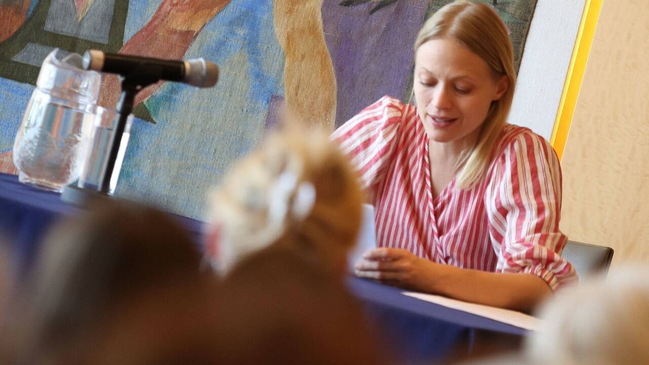 Schauspielerin Mavie Hörbiger las in der Salzburg Kulisse. 