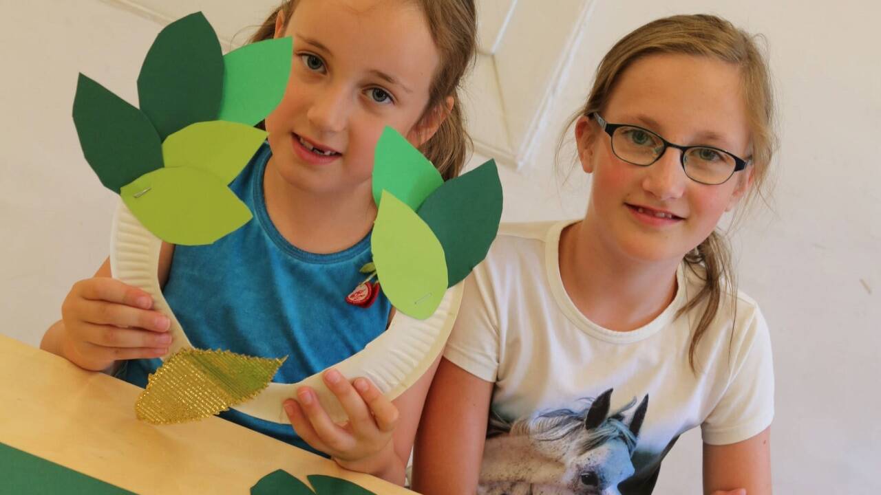 Sophia und Marie bastelten sich ihre eigenen Lorbeerkränze im Spielzeugmuseum.  