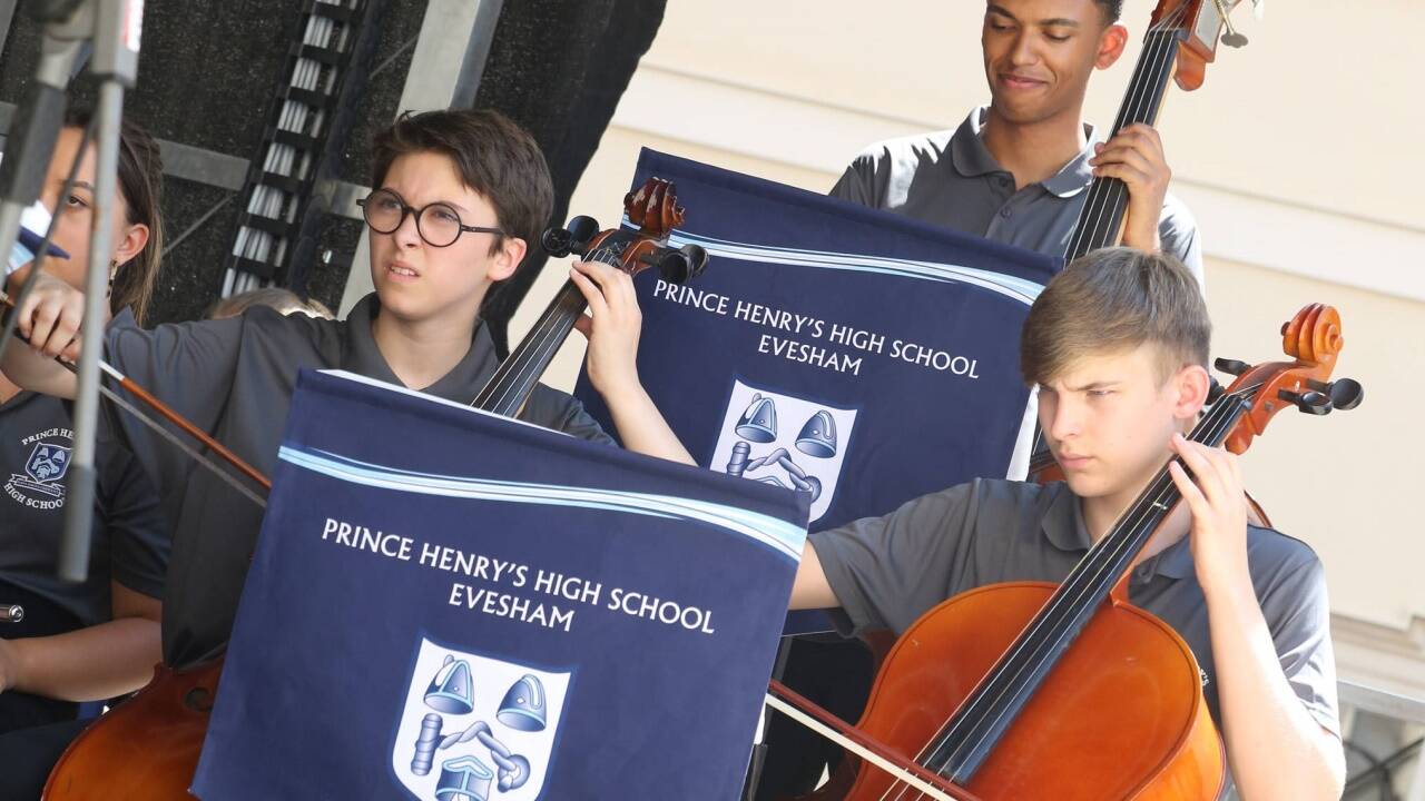 Die Schüler der Prince Henry's High School aus der englischen Grafschaft Worcestershire musizierten im Hof der Wolf Dietrichsruh. 