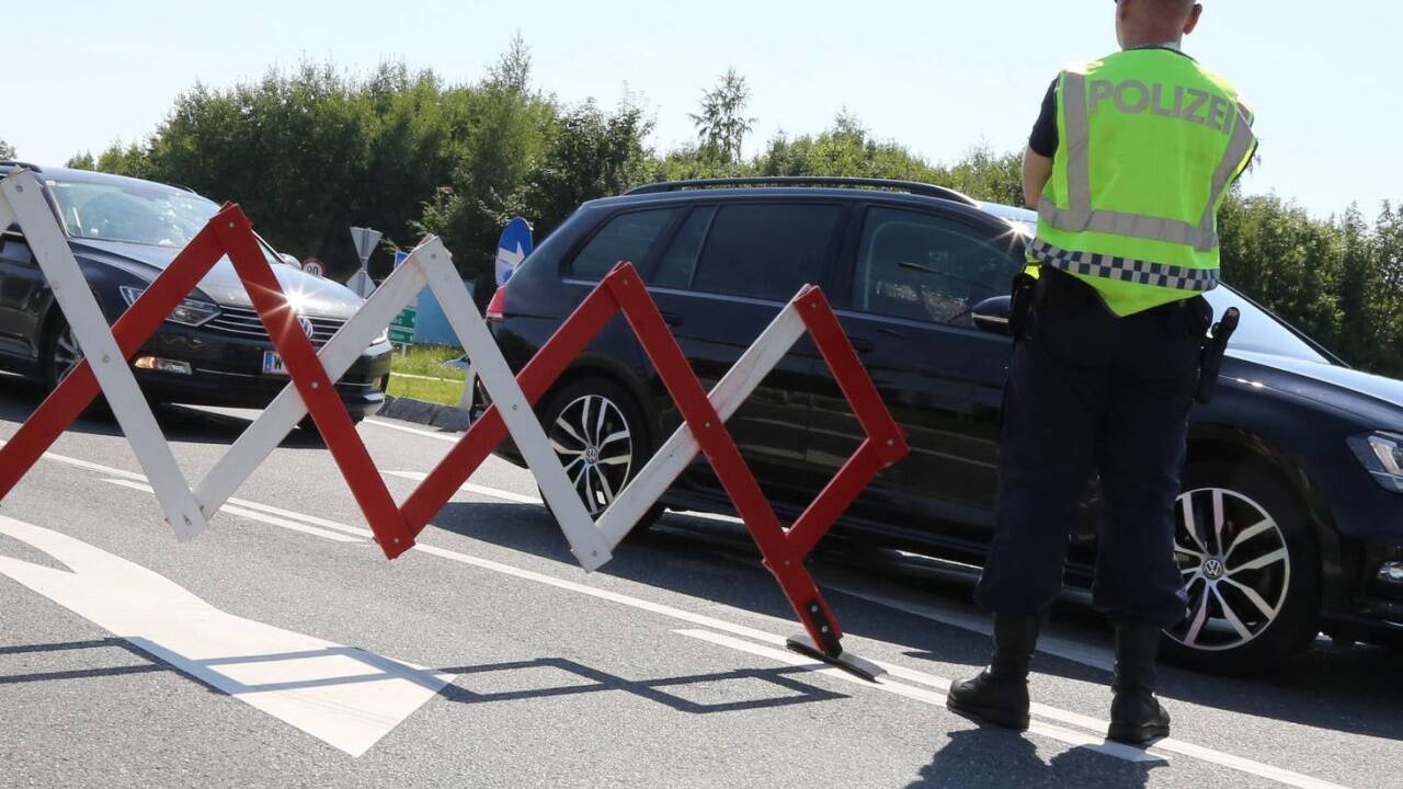 Die Polizei kontrollierte die Kennzeichen bei der Autobahnabfahrt Wals. Die Polizei kontrollierte die Kennzeichen bei der Autobahnabfahrt Wals.  