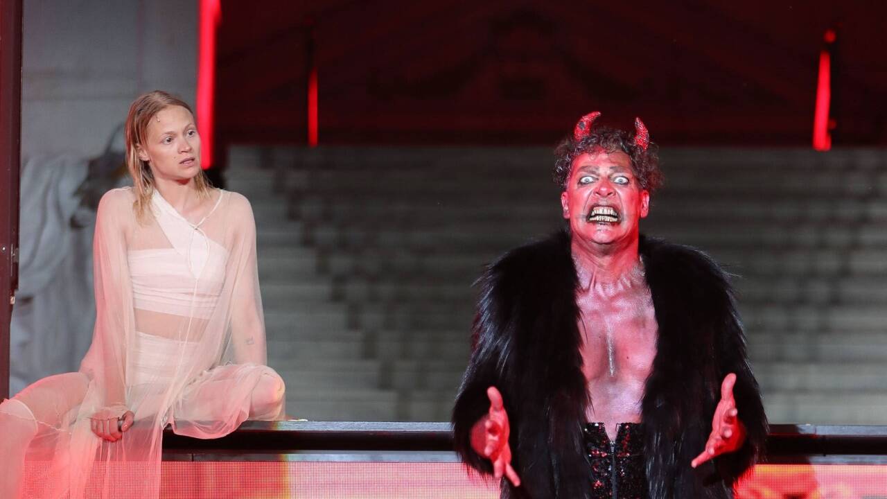 Gregor Bloeb (Teufel), dahinter Mavie Hörbiger (Gute Werke). 