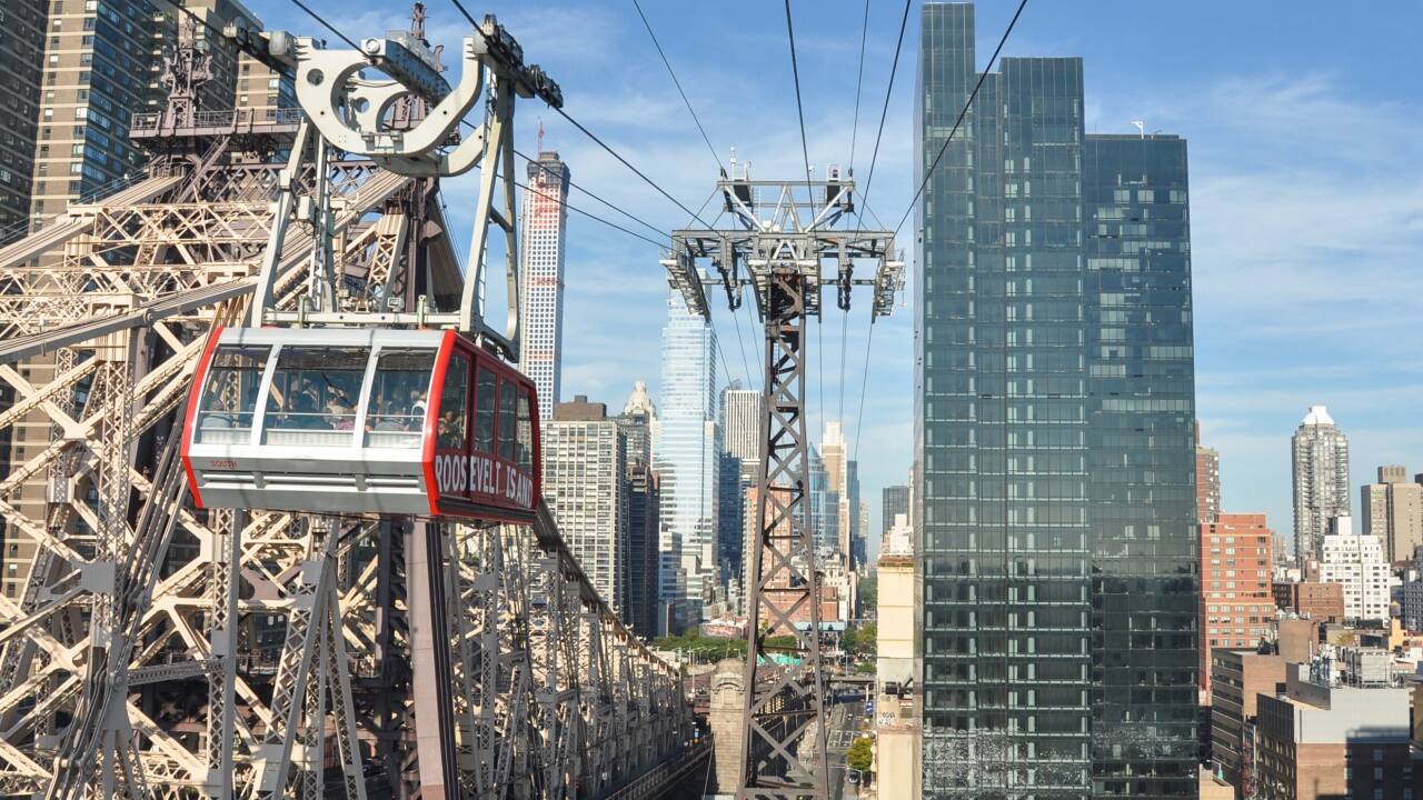 In New York verbindet eine Seilbahn Roosevelt Island mit Manhattan. 