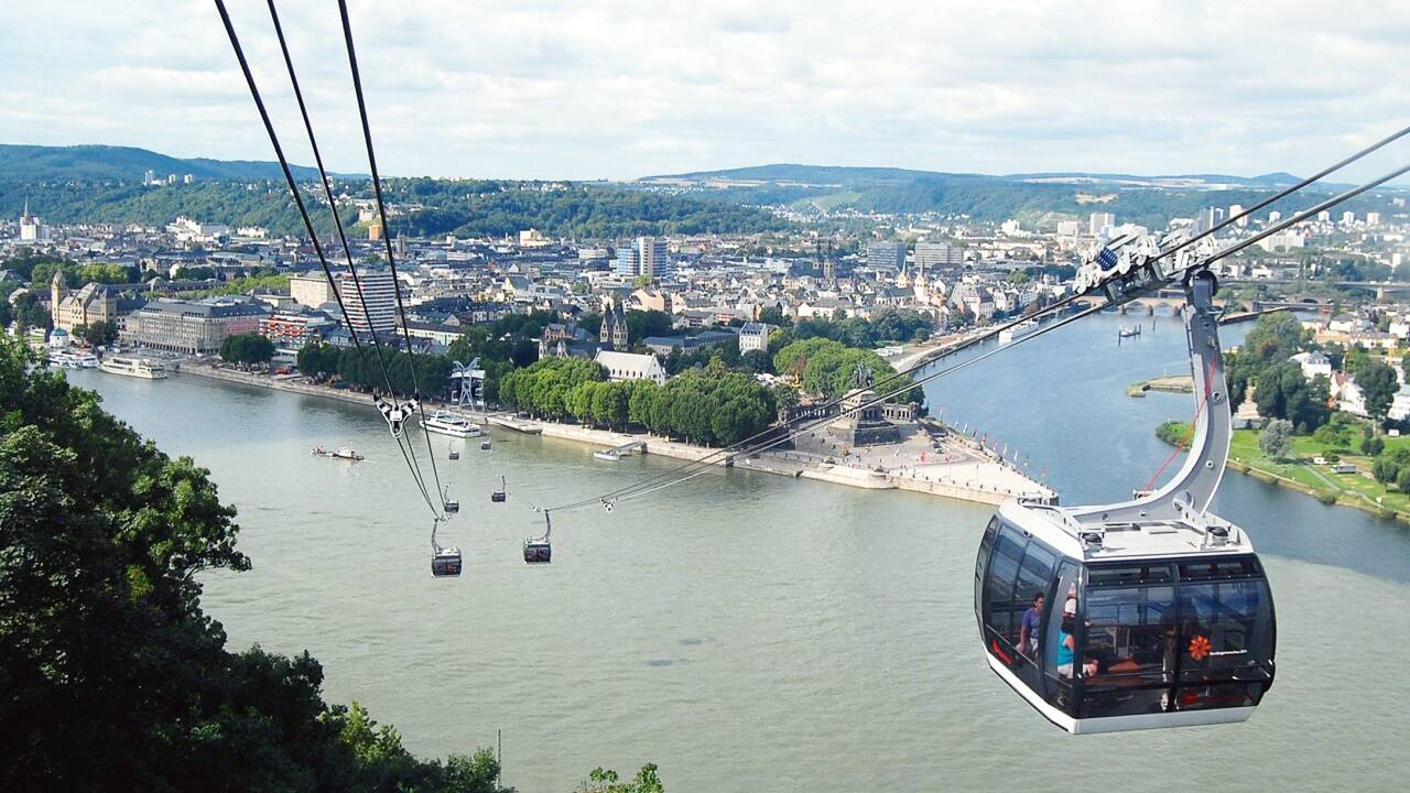 Die Seilbahn in Koblenz wurde für die Bundesgartenschau von Doppelmayr errichtet. Nach einer Unterschriftenaktion der Bewohner darf sie mit Zustimmung der UNESCO vorerst bis 2026 bleiben. 